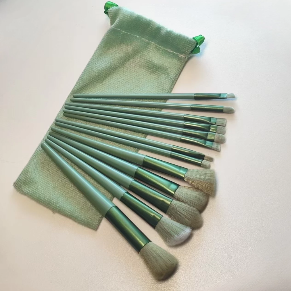 Conjunto de 13 Pincéis de Maquiagem – Suavidade, Praticidade e Perfeição em Cada Detalhe